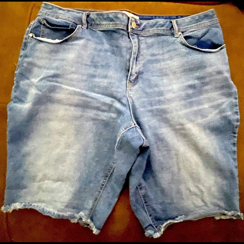 Like new Cato Bermuda shorts size 22